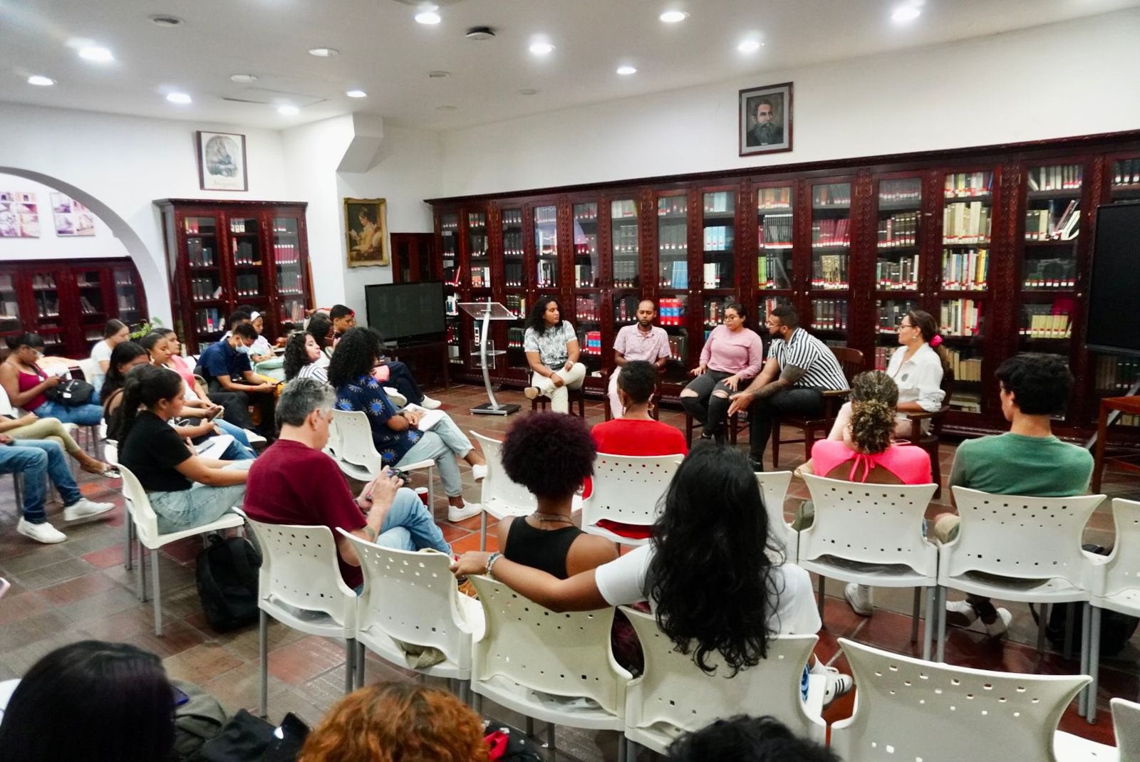 Conversatorio en la Universidad de Cartagena Aborda la Salud Mental de Personas LGBTIQ+ en el Marco del Desfile de la Diversidad